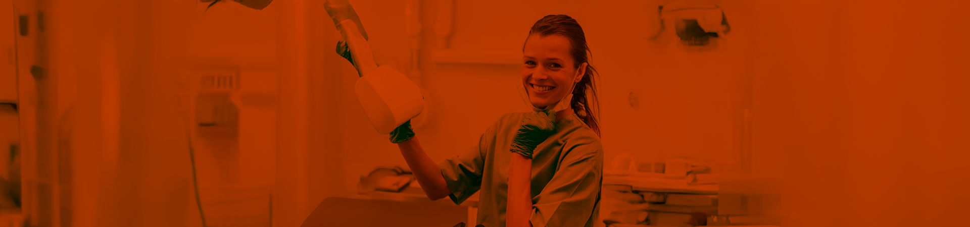 Persona in uniforme medica sorride in laboratorio.