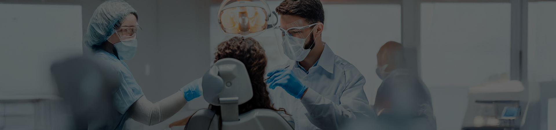 Dentisti al lavoro su un paziente.